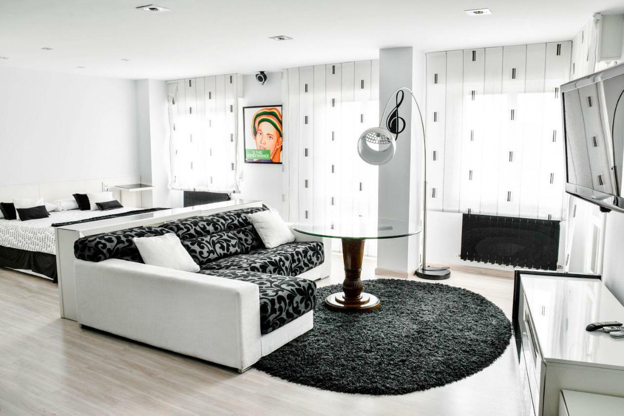 Black And White Suitte "Marques" Noja Bagian luar foto