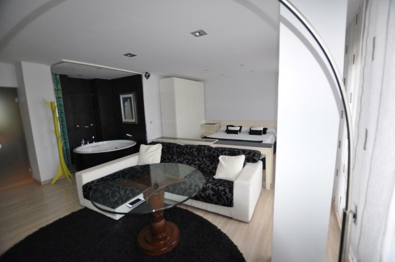Black And White Suitte "Marques" Noja Bagian luar foto