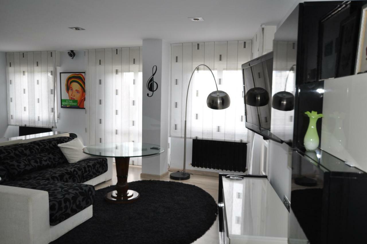 Black And White Suitte "Marques" Noja Bagian luar foto