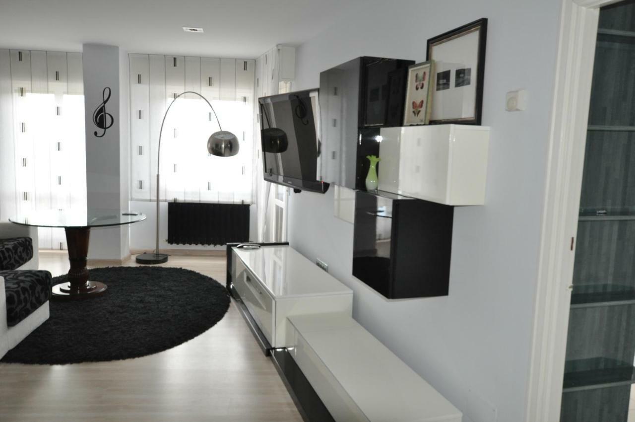 Black And White Suitte "Marques" Noja Bagian luar foto