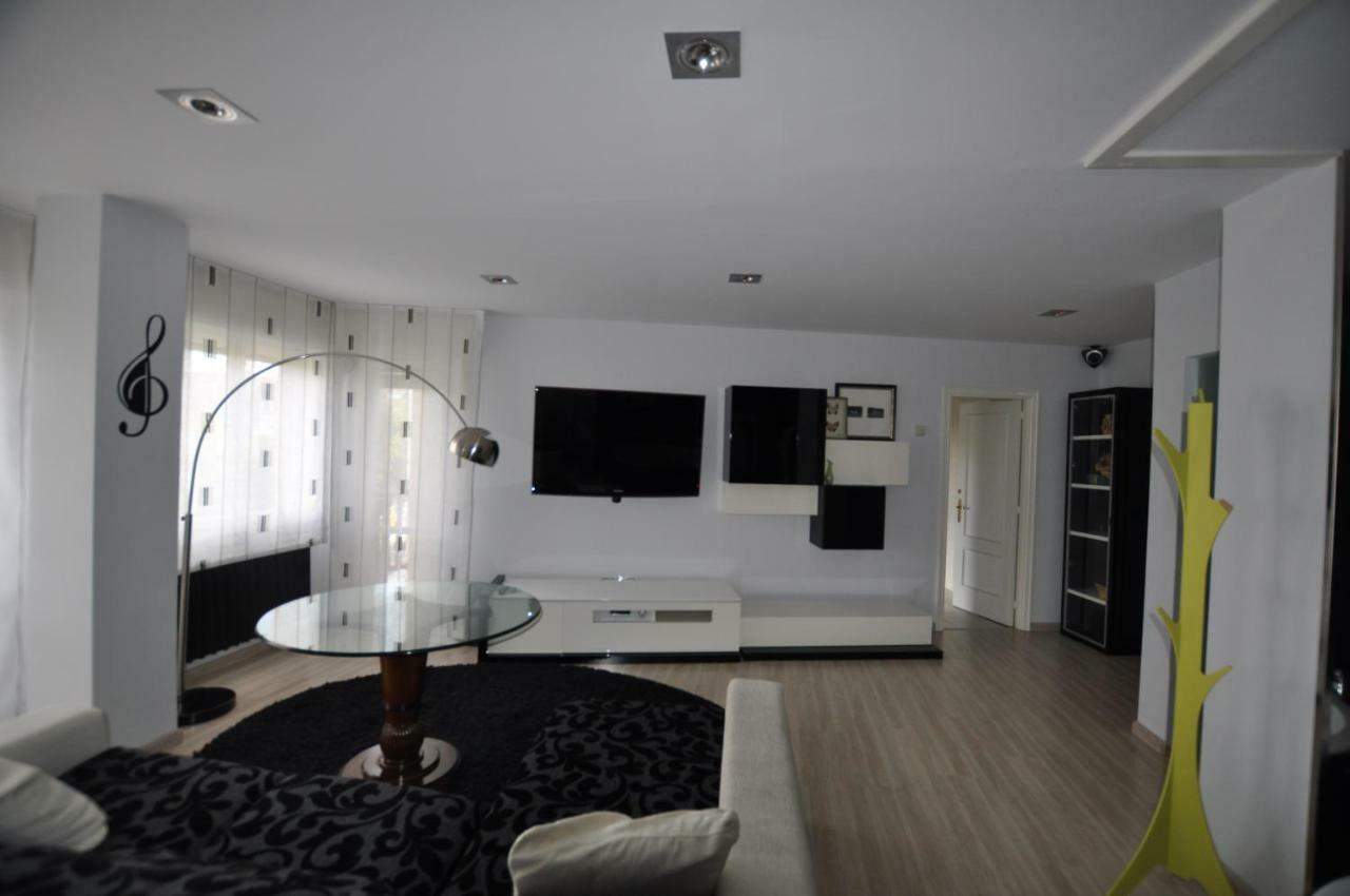 Black And White Suitte "Marques" Noja Bagian luar foto
