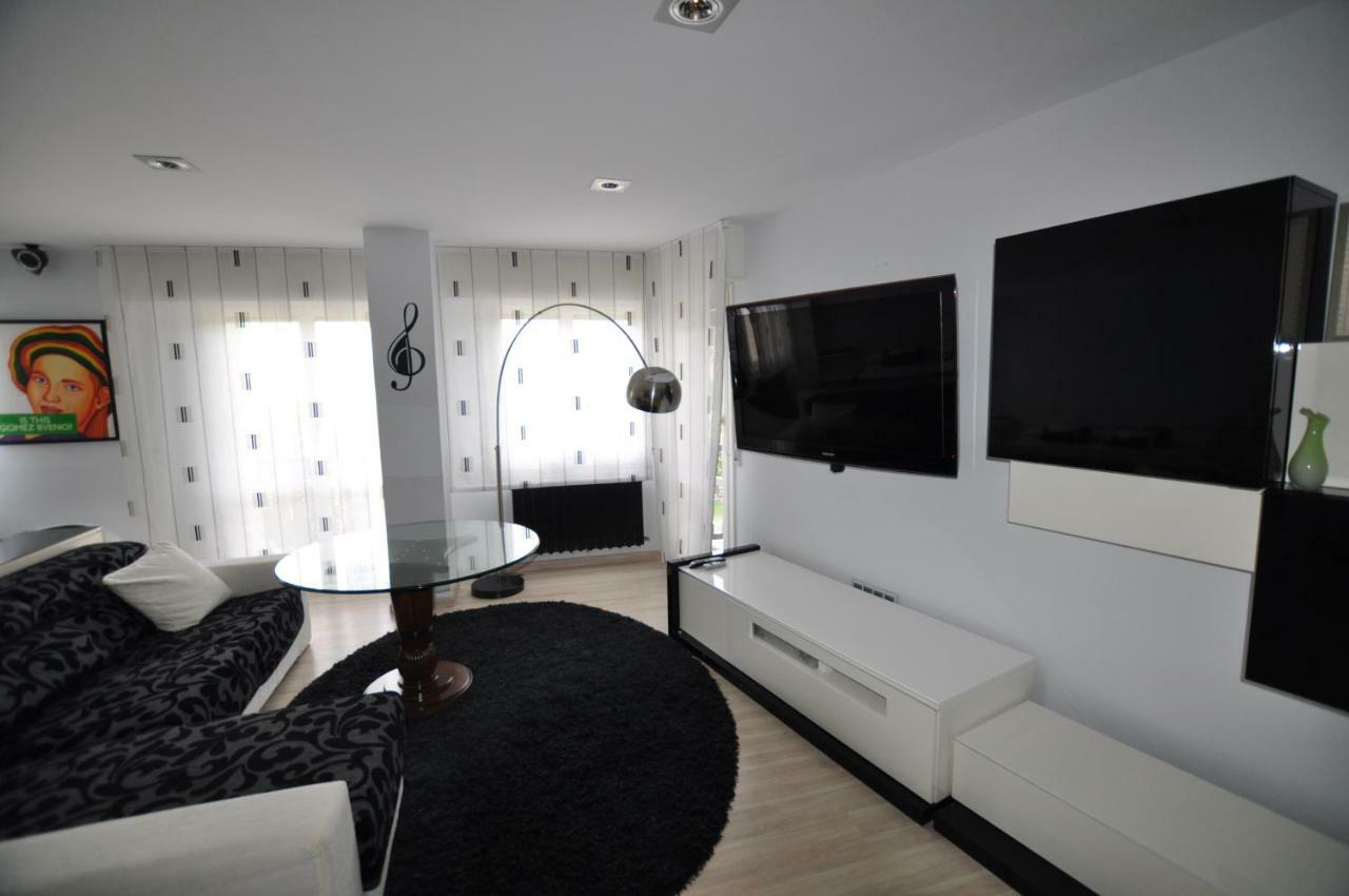Black And White Suitte "Marques" Noja Bagian luar foto